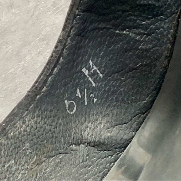 Prada | Rounded Pointed Toe Black Heels - Picture 8 of 8